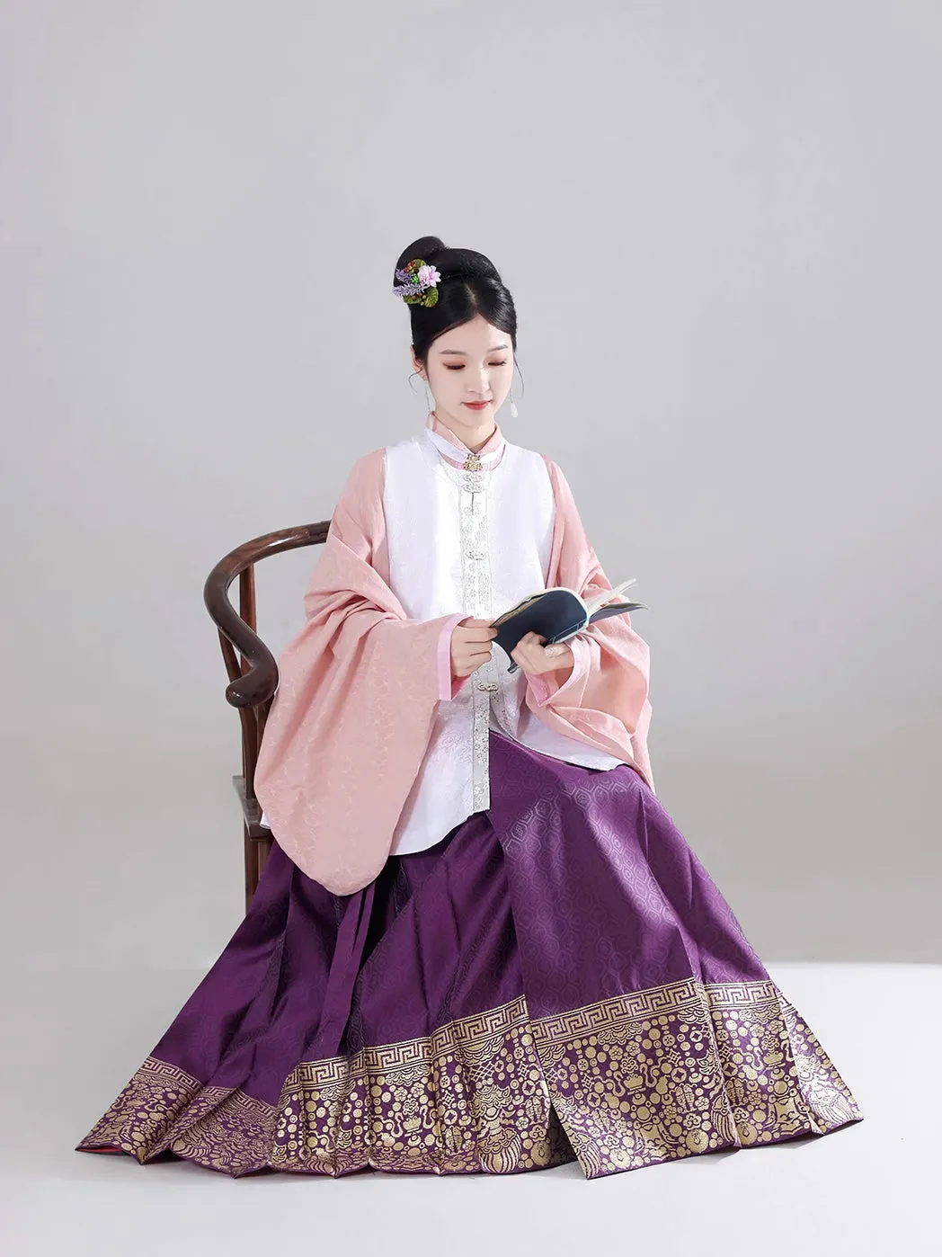 Bao Za 宝藏 Precious Treasures Ming Dynasty Mamian Skirt